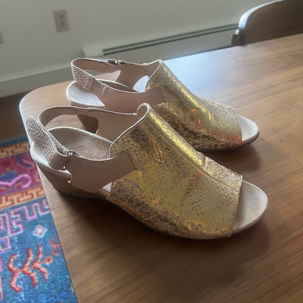Vionic Womens Shoes Tatiana Sandals Sz 9 Gold Tan Leather Comfort Wedge Casual